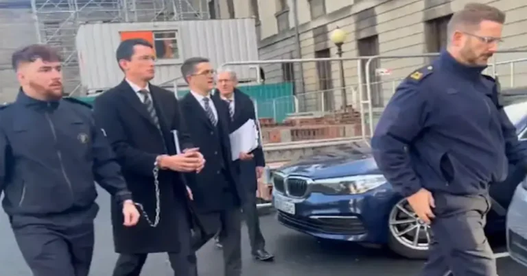 El profesor cristiano Enoch Burke, conocido por negarse a usar el pronombre neutro solicitado para un alumno en transición de género