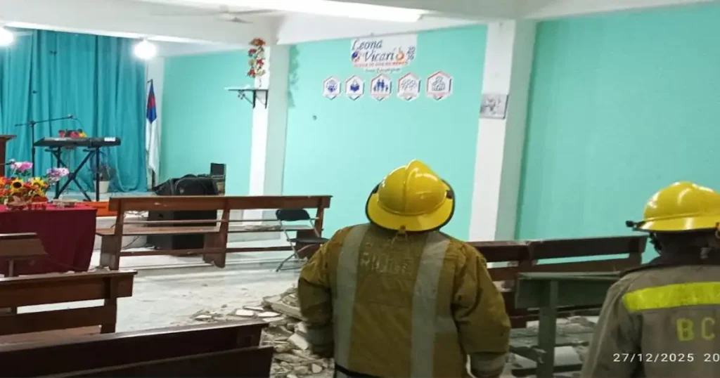 Se desploma techo y deja a dos mujeres heridas en templo evangélico