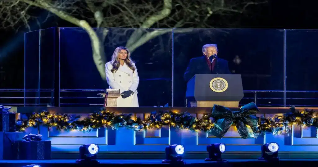 Donald Trump y la primera dama, Melania Trump, encabezaron este jueves el tradicional encendido del árbol de Navidad en la Casa Blanca, en un acto