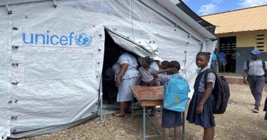 Foto de niños en un campamento de UNICEF