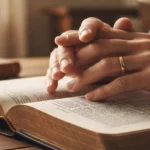 Foto de mano pasando página de la Biblia