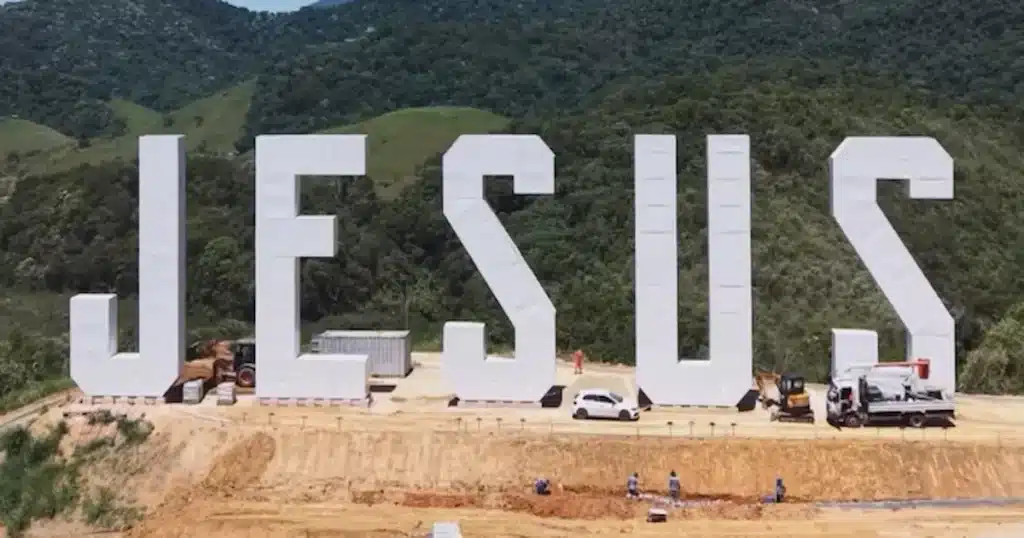 La ciudad de Duque de Caxias, en el estado de Río de Janeiro, Brasil, acaba de inaugurar un imponente letrero con la palabra “JESUS”,