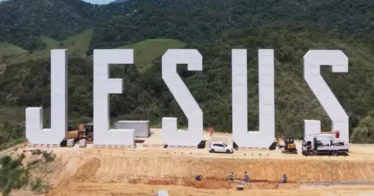 La ciudad de Duque de Caxias, en el estado de Río de Janeiro, Brasil, acaba de inaugurar un imponente letrero con la palabra “JESUS”,