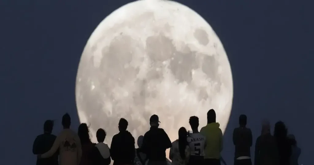 La llamada luna del lobo, la primera luna llena del año, dará la bienvenida a 2026 con un espectáculo brillante en el cielo nocturno