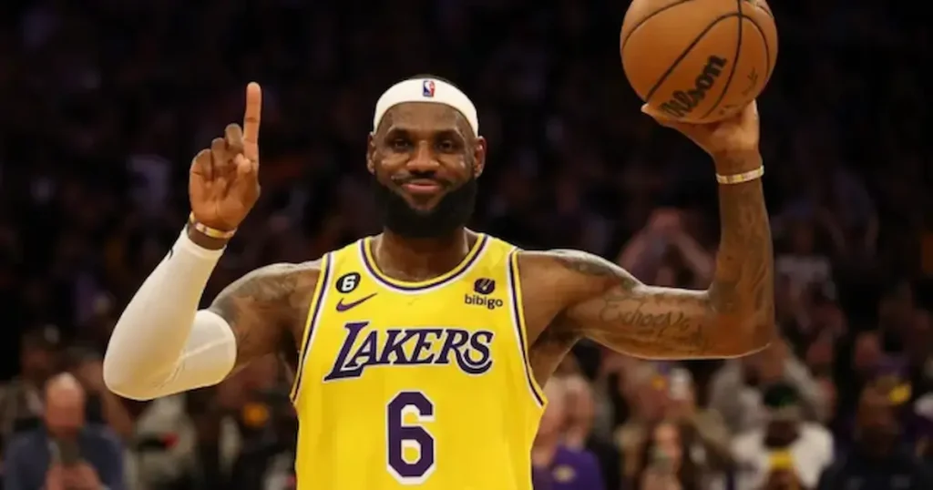 Al finalizar el reciente partido de Los Ángeles Lakers en Portland, LeBron James vivió un momento inesperado que trascendió lo deportivo.