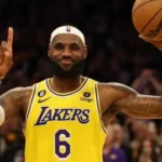 Al finalizar el reciente partido de Los Ángeles Lakers en Portland, LeBron James vivió un momento inesperado que trascendió lo deportivo.