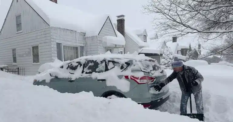 Una poderosa tormenta invernal ha dejado una estela de destrucción en amplias zonas de Estados Unidos, con severos cortes de energía, infraestructura dañada