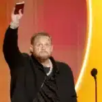 El cantante estadounidense Jelly Roll protagonizó uno de los momentos más comentados de los Grammy 2026 al transformar su discurso de aceptación en una predicación abierta sobre Jesús