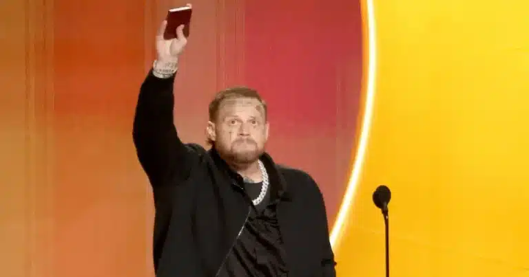 El cantante estadounidense Jelly Roll protagonizó uno de los momentos más comentados de los Grammy 2026 al transformar su discurso de aceptación en una predicación abierta sobre Jesús