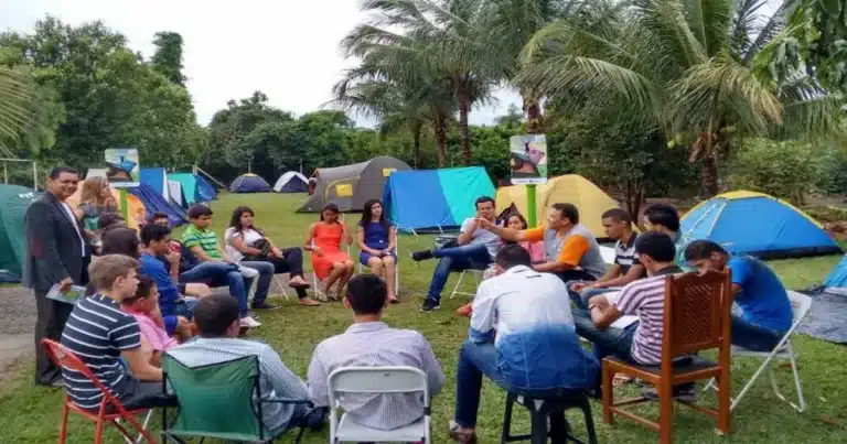 En contraste con las celebraciones callejeras del carnaval , las iglesias evangélicas de diferentes regiones del país organizan