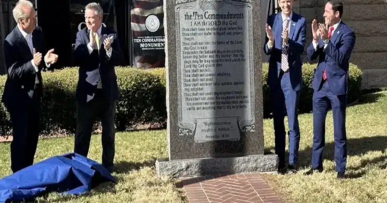 El césped de un histórico tribunal en Fort Worth se convirtió en escenario de un inusual encuentro entre fe, política y debate público, tras la inauguración de un monumento con los Diez Mandamientos