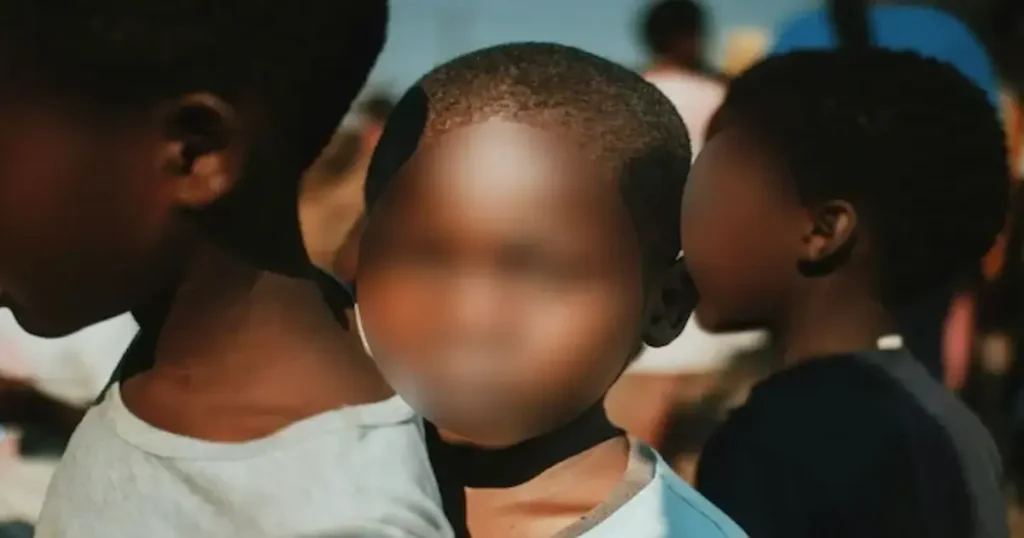 El padre relató que, en repetidas ocasiones, el niño regresaba a casa con hematomas, marcas en el cuerpo y la ropa rasgada.