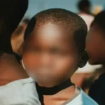 El padre relató que, en repetidas ocasiones, el niño regresaba a casa con hematomas, marcas en el cuerpo y la ropa rasgada.