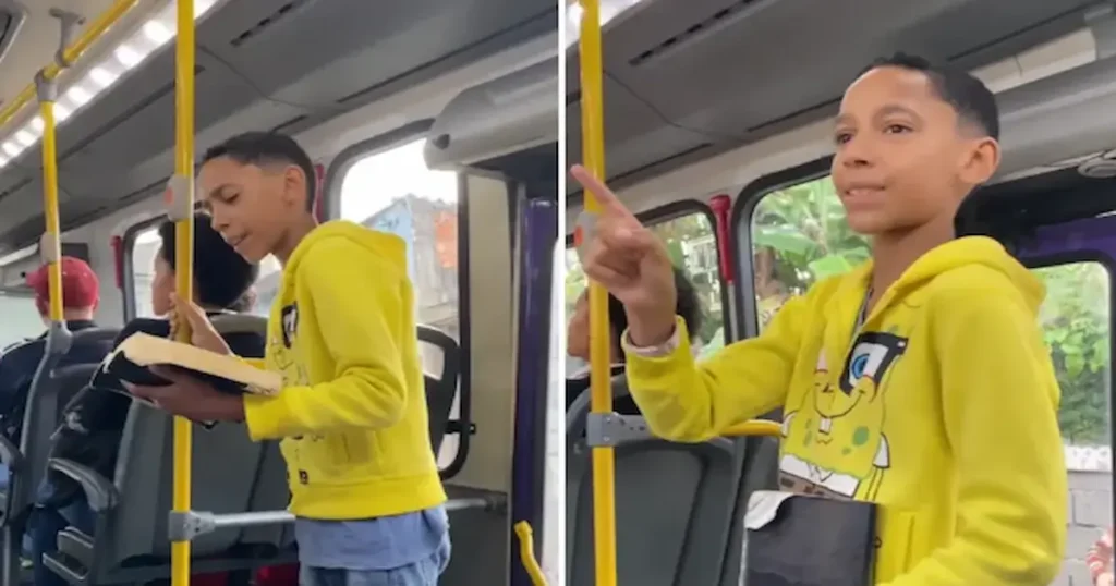 Durante su intervención, el niño dirige palabras de ánimo a los pasajeros, muchos de ellos visiblemente cansados al iniciar su jornada.