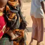 Una familia originaria de Kismayo se ha visto obligada a abandonar su hogar tras enfrentar graves amenazas de muerte debido a su conversión al cristianismo,