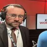 El reconocido presentador británico David Harper, famoso por su participación en programas de antigüedades de la BBC, sorprendió