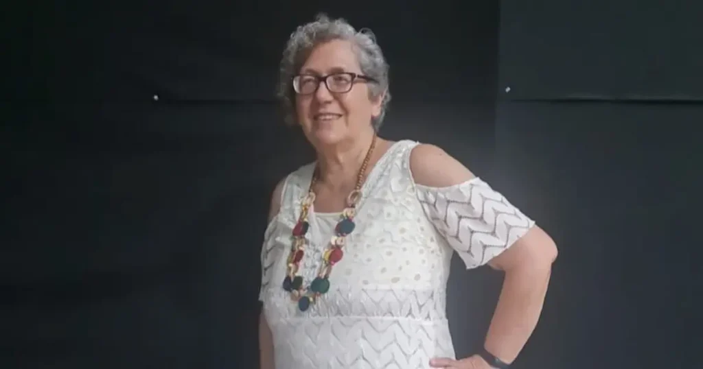 Trinita nació en un barrio humilde de Málaga, como la menor de cuatro hermanos. Su llegada no fue esperada, y siempre