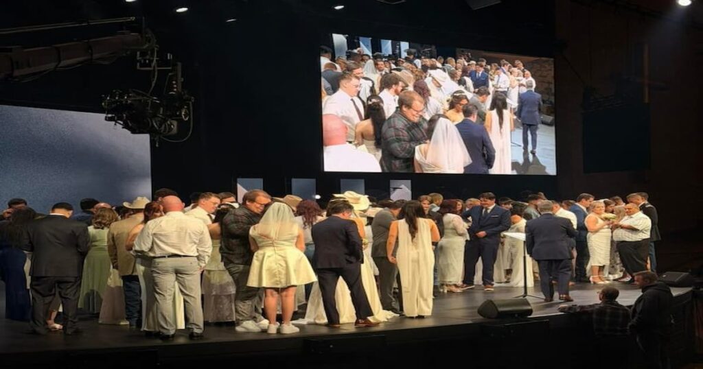 El pastor Josh Howerton, líder de la Lakepointe Church, anunció la celebración de una boda masiva en la que 52 parejas formalizaron su unión