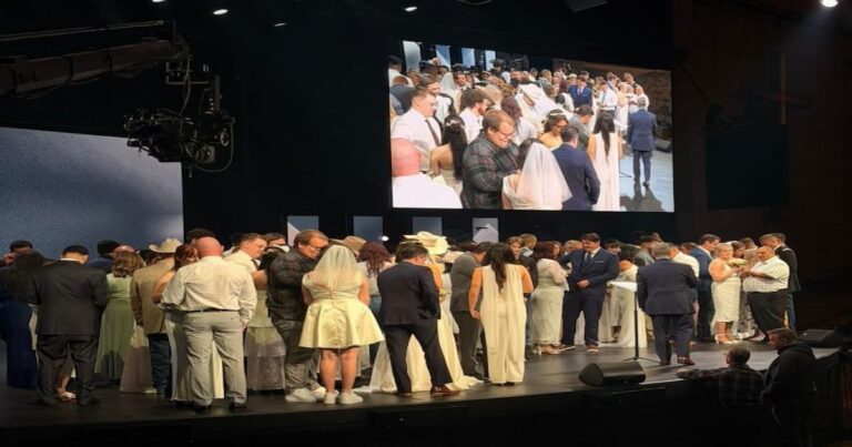 El pastor Josh Howerton, líder de la Lakepointe Church, anunció la celebración de una boda masiva en la que 52 parejas formalizaron su unión