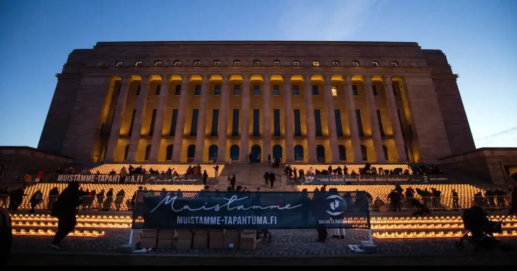 Más de 200 personas participaron en un acto de conmemoración organizado por la asociación provida finlandesa Oikeus elämään ry en Helsinki, donde se encendieron miles de velas en las escalinatas del Parlamento de Finlandia.
