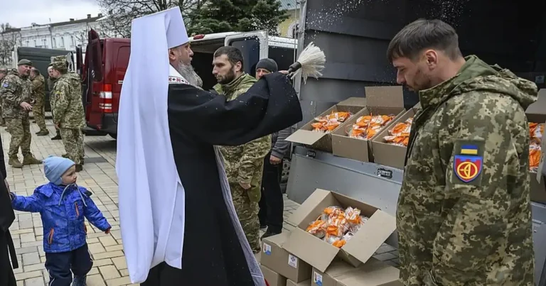 sacerdote ruso celebrando la Pascua Ortodoxa