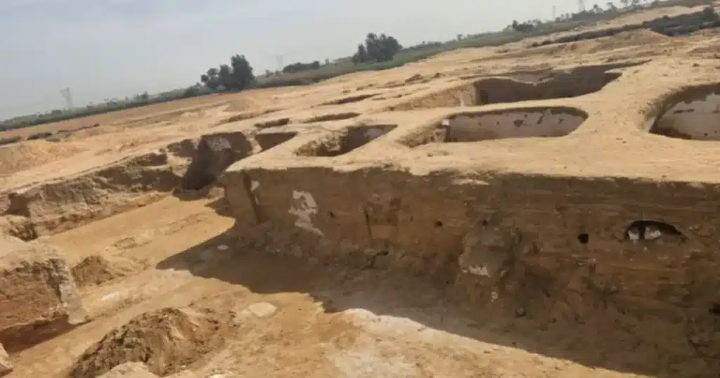 Un importante hallazgo arqueológico ha salido a la luz en Egipto, donde investigadores desenterraron un complejo monástico de aproximadamente 1.500