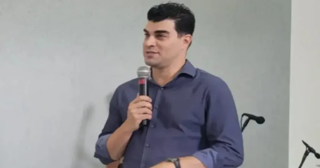 Durante un sermón en la Iglesia Adventista Vila Helena, en Sorocaba, el pastor Tom Dias exhortó a los cristianos a permitir que Jesús transforme