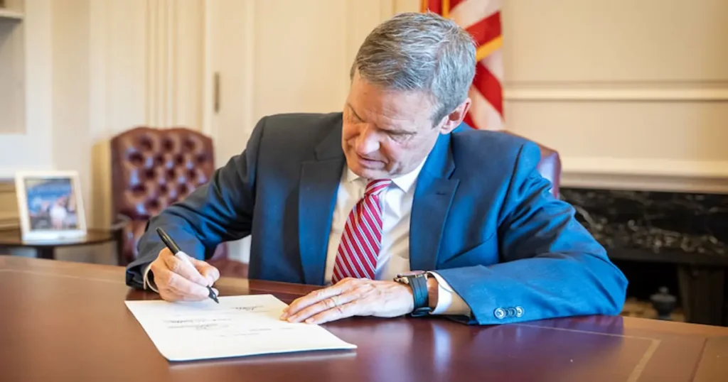 El gobernador de Tennessee, Bill Lee, firmó una resolución que declara junio como el “Mes de la Familia Nuclear”, una medida que ha generado