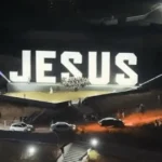 La Iglesia del Lirio inauguró un mirador con un imponente letrero con el nombre “Jesús” en el barrio de Itaquera, en la Zona Este de São Paulo.