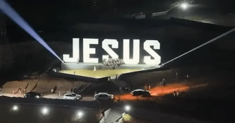 La Iglesia del Lirio inauguró un mirador con un imponente letrero con el nombre “Jesús” en el barrio de Itaquera, en la Zona Este de São Paulo.