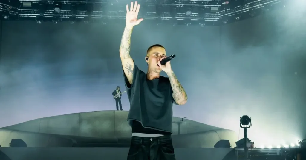 El cantante canadiense Justin Bieber volvió a captar la atención mundial, esta vez durante su participación en el Coachella 2026, no solo por su música