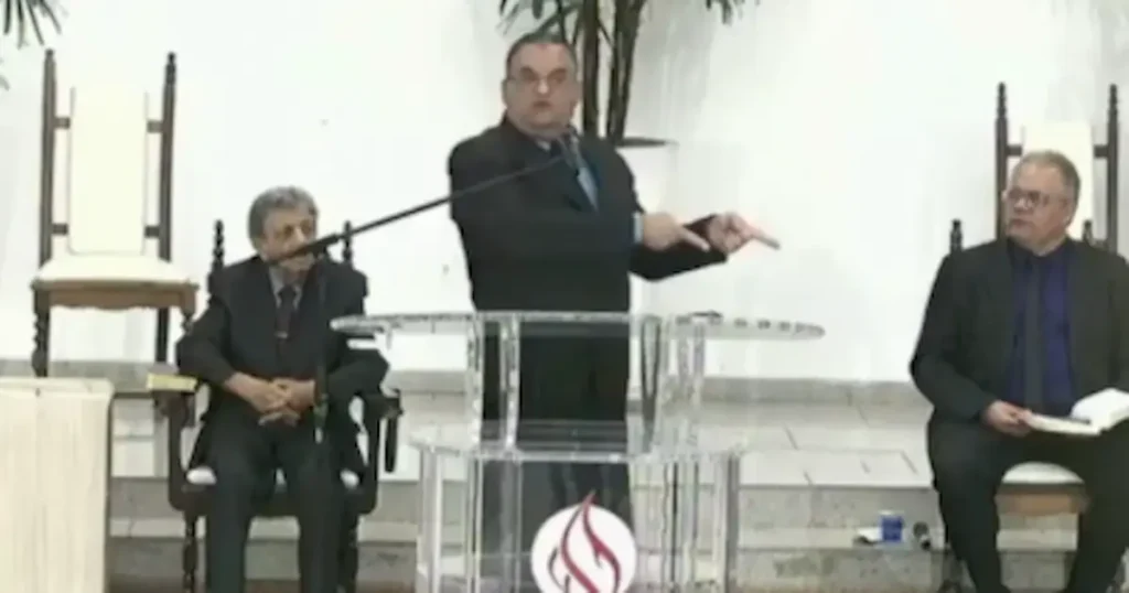 El pastor Edson Cursino, del Ministerio Asamblea de Dios de Taubaté, generó fuerte controversia en Brasil tras admitir públicamente que golpeó