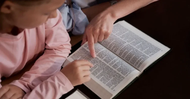 Las autoridades educativas del estado de Texas, en Estados Unidos, evalúan una controvertida propuesta que busca incorporar pasajes de la Biblia como material