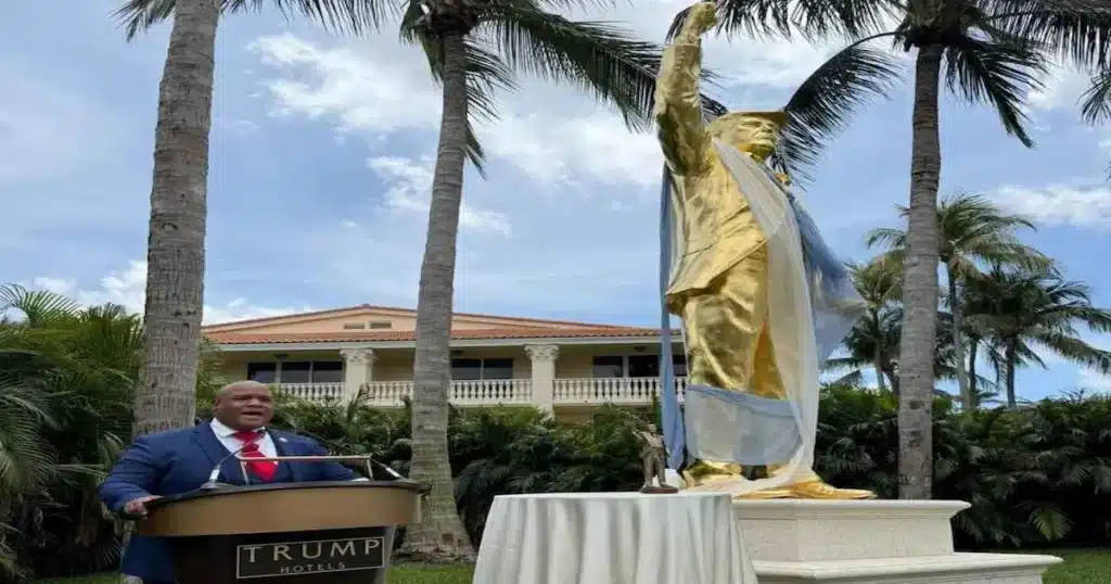 El pastor Mark Burns volvió a defender públicamente la nueva estatua dorada dedicada al presidente Donald Trump, luego de que surgieran