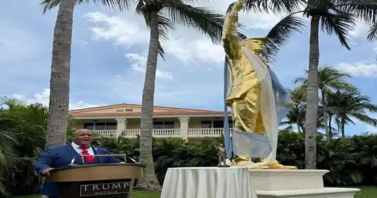 El pastor Mark Burns volvió a defender públicamente la nueva estatua dorada dedicada al presidente Donald Trump, luego de que surgieran