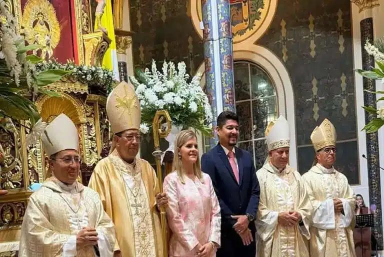 La nueva presidenta de Laura Fernández inició oficialmente su mandato en Costa Rica con un marcado mensaje de fe, al encomendar su Gobierno “a Dios y a la Virgen de los Ángeles”,