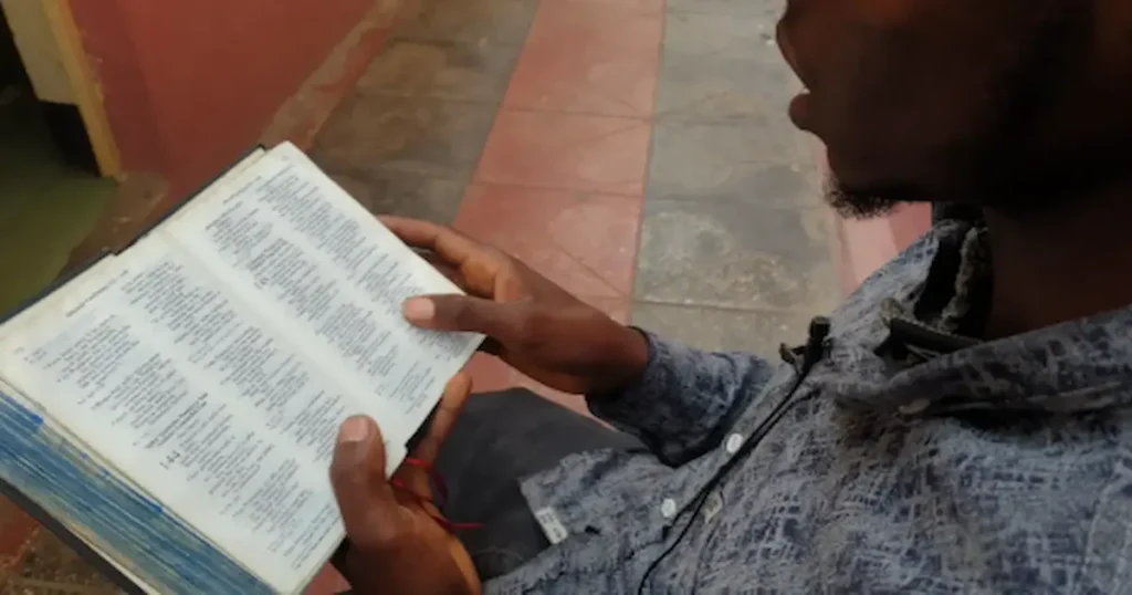 Un joven musulmán en un país de África Oriental decidió entregar su vida a Cristo tras conocer el Evangelio, una decisión que cambió