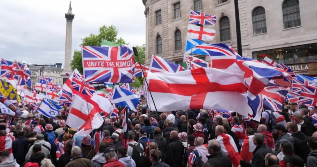 Hazme una noticia de 300 palabras sobre: Miles de creyentes participó en una multitudinaria marcha cristiana realizada en Londres, Inglaterra, donde la oración del “Padre Nuestro” resonó frente al emblemático Big Ben en medio de cánticos, pancartas y expresiones públicas de fe. La movilización, denominada “Unite the Kingdom”, fue encabezada por Tommy Robinson, cuyo nombre real es Stephen Christopher Yaxley. El activista aseguró que el evento buscaba defender la identidad cristiana del Reino Unido y llamar la atención sobre la persecución de creyentes en distintas partes del mundo. Durante la manifestación, millas de asistentes caminaron por las calles de Londres portando cruces, mensajes del Evangelio y banderas de Israel. Además, varios grupos de oración se unieron para recitar públicamente el “Padre Nuestro”, generando uno de los momentos más comentados del evento. “Somos una nación cristiana”, expresó Robinson durante una de sus intervenciones, en la que también hizo referencia a la situación de los cristianos perseguidos en Medio Oriente y Nigeria. Aunque algunos sectores criticaron la marcha y señalaron no sentirse representados por el movimiento, organizaciones y participantes cristianos defendieron el carácter espiritual de la convocatoria y destacaron la importancia de expresar públicamente su fe. La jornada también incluyó momentos de adoración y música cristiana en vivo. El grupo The UTK Collective participó interpretando el himno “God's Kingdom”, creando un ambiente de oración y esperanza entre los asistentes. De acuerdo con los organizadores, esta no es la primera movilización de este tipo. En septiembre del año pasado, una convocatoria similar reunió a cerca de 150 mil personas en Reino Unido. La manifestación reflejó cómo miles de creyentes continúan utilizando espacios públicos para compartir mensajes de fe, unidad y oración, en medio de debates sociales y culturales que atraviesa actualmente Europa. Miles de creyentes participaron en una multitudinaria marcha cristiana celebrada en Londres, donde la oración del “Padre Nuestro” resonó frente al emblemático Big Ben