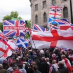 Hazme una noticia de 300 palabras sobre: Miles de creyentes participó en una multitudinaria marcha cristiana realizada en Londres, Inglaterra, donde la oración del “Padre Nuestro” resonó frente al emblemático Big Ben en medio de cánticos, pancartas y expresiones públicas de fe. La movilización, denominada “Unite the Kingdom”, fue encabezada por Tommy Robinson, cuyo nombre real es Stephen Christopher Yaxley. El activista aseguró que el evento buscaba defender la identidad cristiana del Reino Unido y llamar la atención sobre la persecución de creyentes en distintas partes del mundo. Durante la manifestación, millas de asistentes caminaron por las calles de Londres portando cruces, mensajes del Evangelio y banderas de Israel. Además, varios grupos de oración se unieron para recitar públicamente el “Padre Nuestro”, generando uno de los momentos más comentados del evento. “Somos una nación cristiana”, expresó Robinson durante una de sus intervenciones, en la que también hizo referencia a la situación de los cristianos perseguidos en Medio Oriente y Nigeria. Aunque algunos sectores criticaron la marcha y señalaron no sentirse representados por el movimiento, organizaciones y participantes cristianos defendieron el carácter espiritual de la convocatoria y destacaron la importancia de expresar públicamente su fe. La jornada también incluyó momentos de adoración y música cristiana en vivo. El grupo The UTK Collective participó interpretando el himno “God's Kingdom”, creando un ambiente de oración y esperanza entre los asistentes. De acuerdo con los organizadores, esta no es la primera movilización de este tipo. En septiembre del año pasado, una convocatoria similar reunió a cerca de 150 mil personas en Reino Unido. La manifestación reflejó cómo miles de creyentes continúan utilizando espacios públicos para compartir mensajes de fe, unidad y oración, en medio de debates sociales y culturales que atraviesa actualmente Europa. Miles de creyentes participaron en una multitudinaria marcha cristiana celebrada en Londres, donde la oración del “Padre Nuestro” resonó frente al emblemático Big Ben