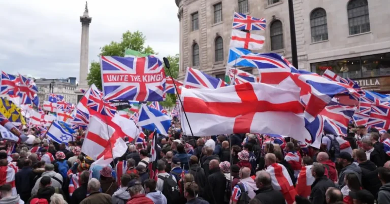 Hazme una noticia de 300 palabras sobre: Miles de creyentes participó en una multitudinaria marcha cristiana realizada en Londres, Inglaterra, donde la oración del “Padre Nuestro” resonó frente al emblemático Big Ben en medio de cánticos, pancartas y expresiones públicas de fe. La movilización, denominada “Unite the Kingdom”, fue encabezada por Tommy Robinson, cuyo nombre real es Stephen Christopher Yaxley. El activista aseguró que el evento buscaba defender la identidad cristiana del Reino Unido y llamar la atención sobre la persecución de creyentes en distintas partes del mundo. Durante la manifestación, millas de asistentes caminaron por las calles de Londres portando cruces, mensajes del Evangelio y banderas de Israel. Además, varios grupos de oración se unieron para recitar públicamente el “Padre Nuestro”, generando uno de los momentos más comentados del evento. “Somos una nación cristiana”, expresó Robinson durante una de sus intervenciones, en la que también hizo referencia a la situación de los cristianos perseguidos en Medio Oriente y Nigeria. Aunque algunos sectores criticaron la marcha y señalaron no sentirse representados por el movimiento, organizaciones y participantes cristianos defendieron el carácter espiritual de la convocatoria y destacaron la importancia de expresar públicamente su fe. La jornada también incluyó momentos de adoración y música cristiana en vivo. El grupo The UTK Collective participó interpretando el himno “God's Kingdom”, creando un ambiente de oración y esperanza entre los asistentes. De acuerdo con los organizadores, esta no es la primera movilización de este tipo. En septiembre del año pasado, una convocatoria similar reunió a cerca de 150 mil personas en Reino Unido. La manifestación reflejó cómo miles de creyentes continúan utilizando espacios públicos para compartir mensajes de fe, unidad y oración, en medio de debates sociales y culturales que atraviesa actualmente Europa. Miles de creyentes participaron en una multitudinaria marcha cristiana celebrada en Londres, donde la oración del “Padre Nuestro” resonó frente al emblemático Big Ben