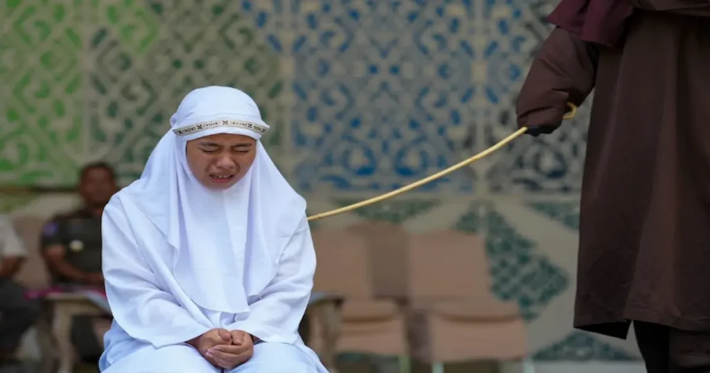 En la provincia de Aceh, al norte de la isla de Sumatra, en Indonesia, una mujer se desmayó tras recibir 100 latigazos públicos por mantener