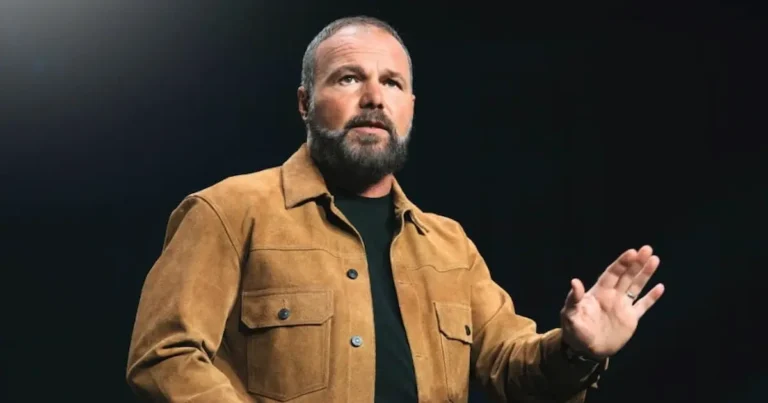El pastor estadounidense Mark Driscoll desató una fuerte controversia en redes sociales luego de publicar un comentario en X en el que insinuó que María