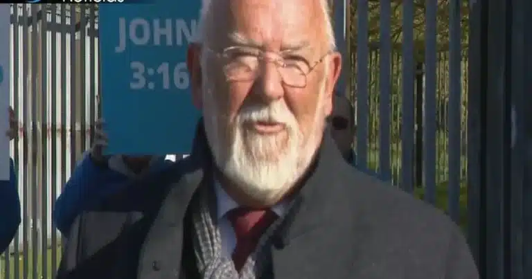 El pastor jubilado Clive Johnston, de 77 años, fue llevado ante los tribunales en Reino Unido tras predicar un sermón al aire libre basado en el conocido pasaje bíblico