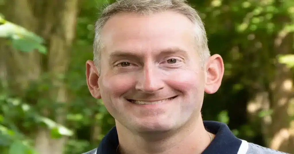El pastor, autor y apologista Sam Allberry anunció su renuncia a sus responsabilidades ministeriales y académicas tras reconocer