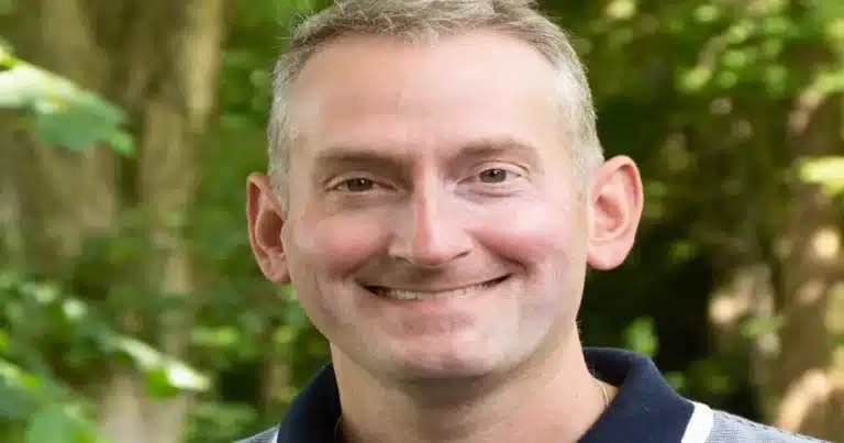 El pastor, autor y apologista Sam Allberry anunció su renuncia a sus responsabilidades ministeriales y académicas tras reconocer