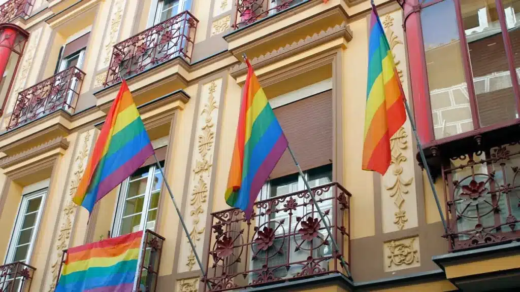 El parlamento de Portugal aprobó una nueva normativa que prohíbe izar banderas con connotaciones ideológicas o partidarias en edificios