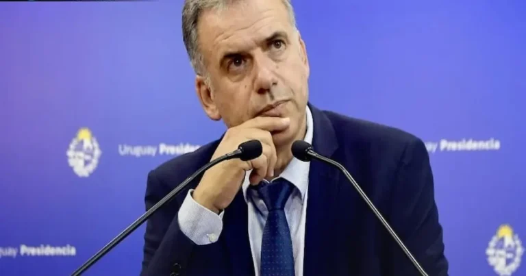 El presidente de Yamandú Orsi generó amplio debate en Uruguay tras reconocer públicamente que el fuerte laicismo del país ha llegado a extremos