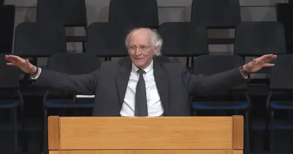 El pastor jubilado Clive Johnston, de 77 años, fue llevado ante los tribunales en Reino Unido tras predicar un sermón al aire libre basado en el conocido pasaje bíblico