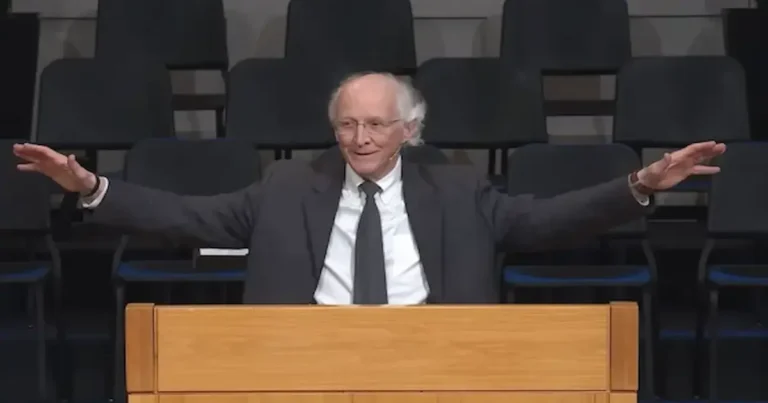 El pastor jubilado Clive Johnston, de 77 años, fue llevado ante los tribunales en Reino Unido tras predicar un sermón al aire libre basado en el conocido pasaje bíblico