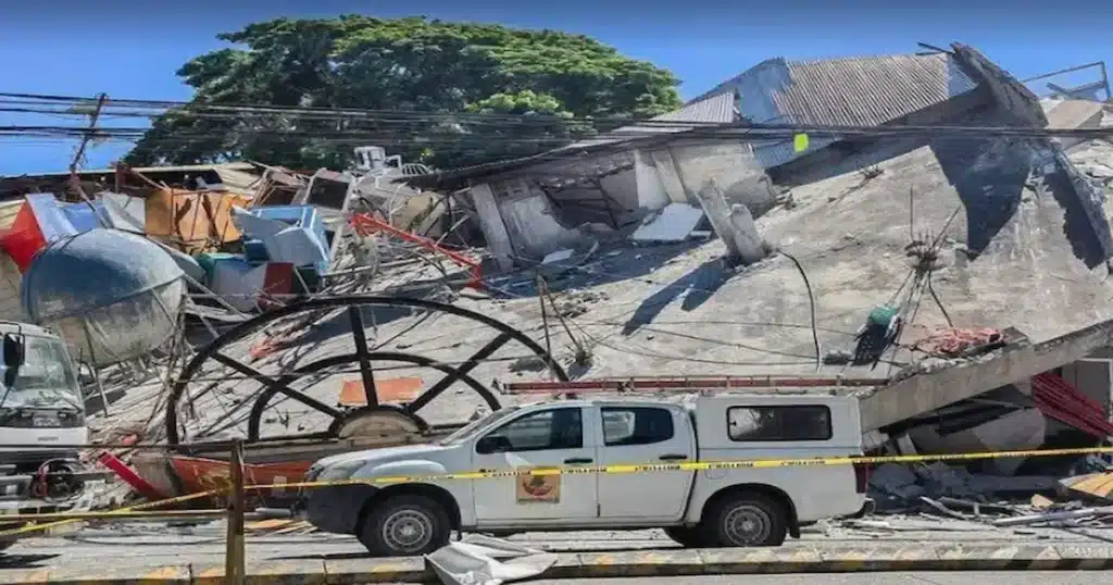 El número de víctimas mortales provocadas por el potente terremoto de magnitud 7.8 que sacudió la isla de Mindanao,
